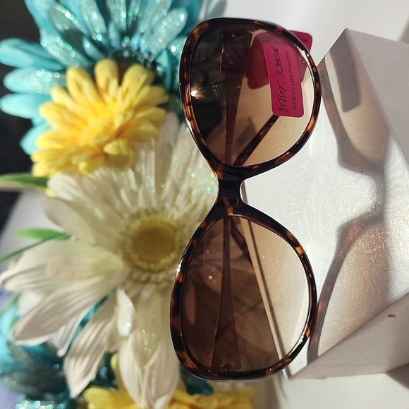Betsey Johnson Accessories - NWT BETSEY JOHNSON SUNGLASSES